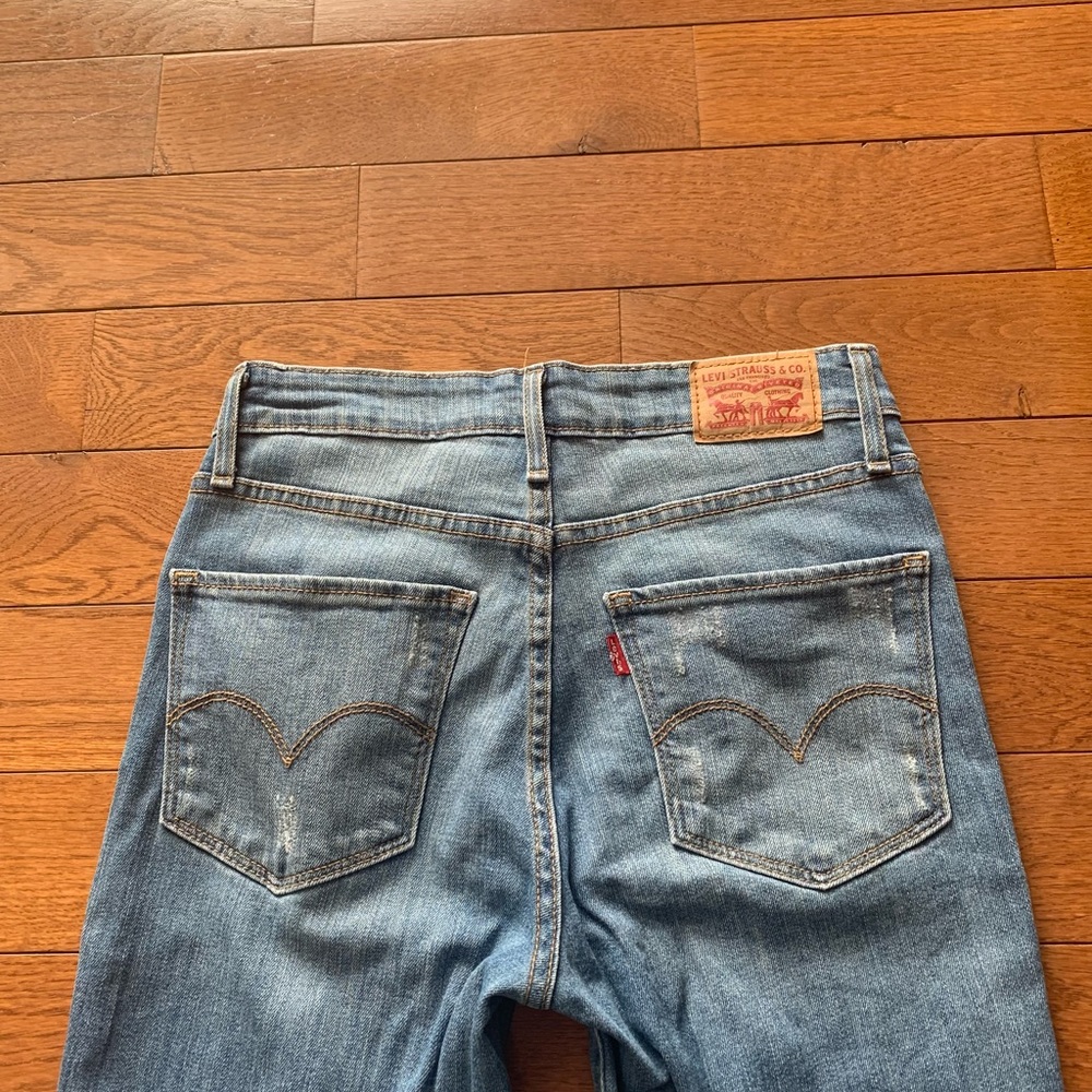 ❤️LEVI’S HIGH RISE DISTRESSED BOOTCUT JEAN-26❤️